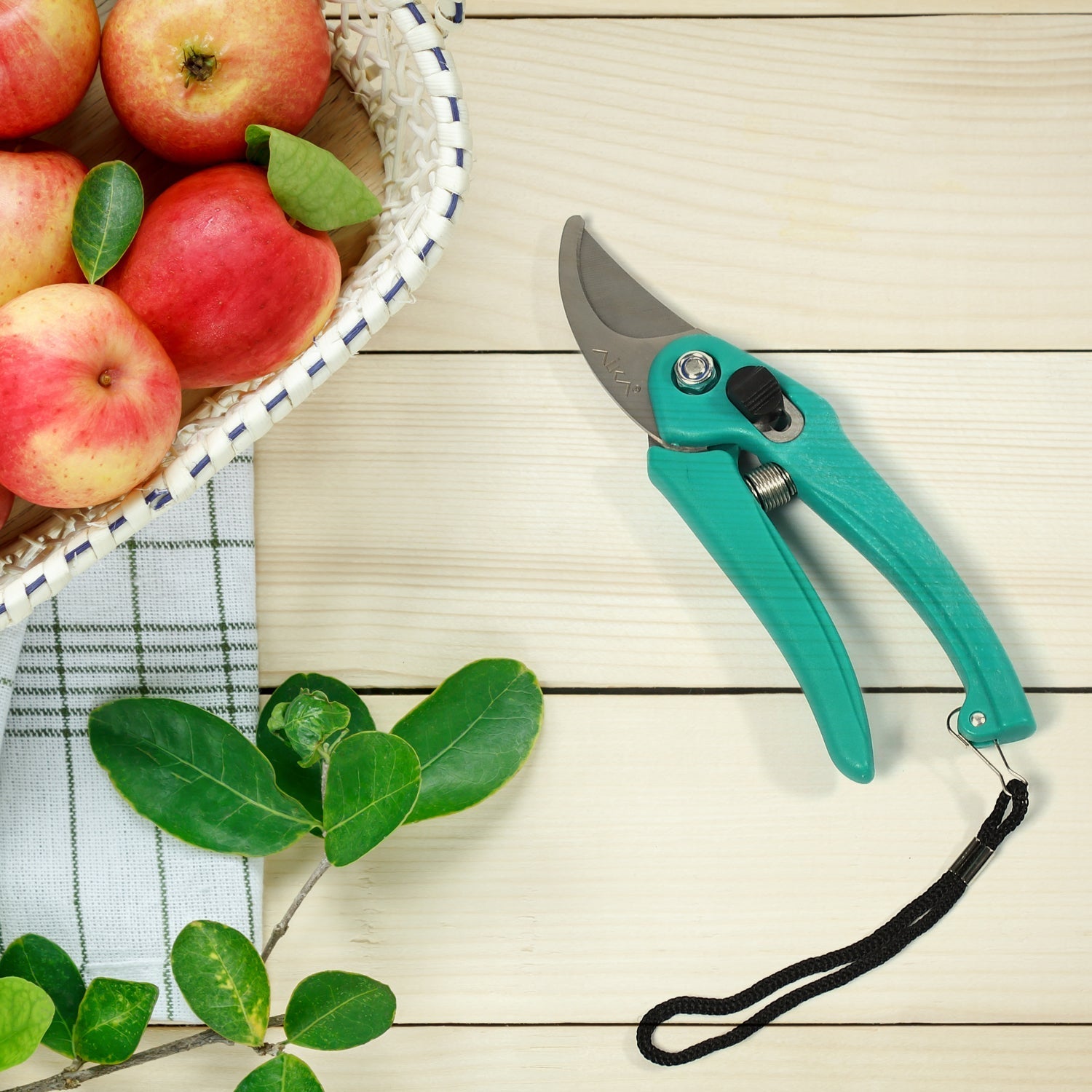 Heavy-duty garden cutter tool for plants Heavy-duty garden cutter tool for plants